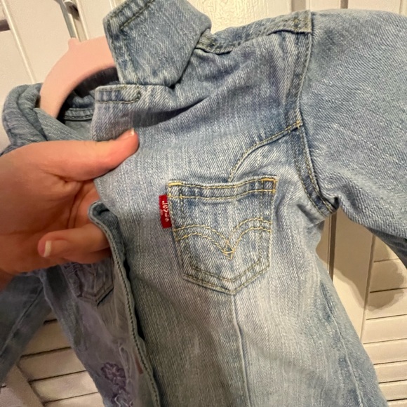 Little girl’s Levi’s denim embroidered jacket. Size 4 - Picture 3 of 4